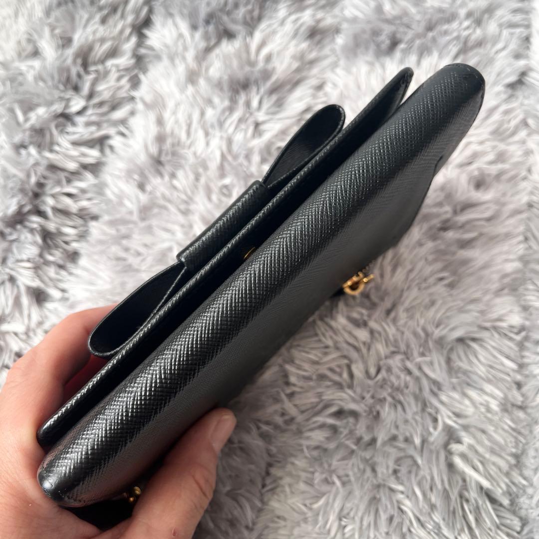 美品✨PRADA ストラップ付　財布　フィオッコ　サフィアーノ　ブラック　メタル