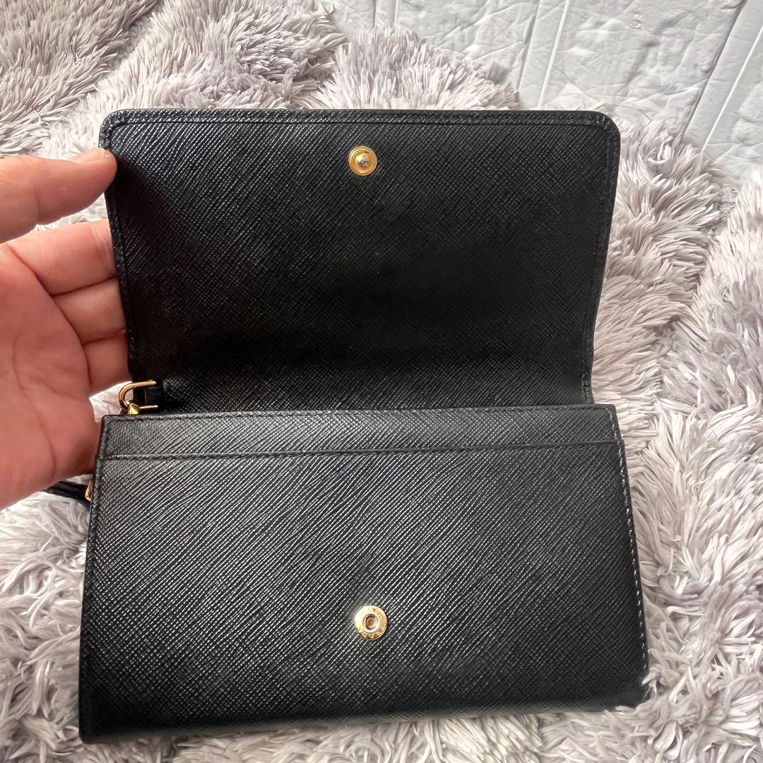 美品✨PRADA ストラップ付　財布　フィオッコ　サフィアーノ　ブラック　メタル