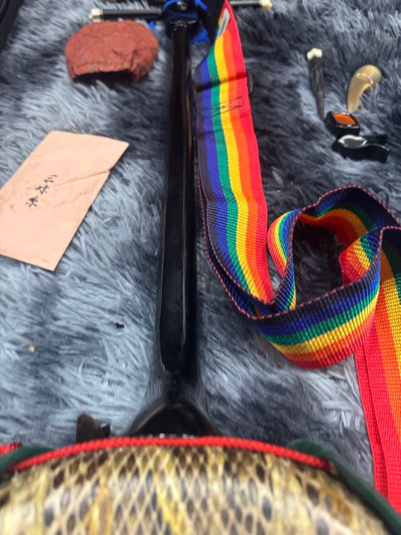 【極美品】沖縄 三線 本蛇革 強化張り 黒塗り棹 蛇皮 ケース 爪 調子笛