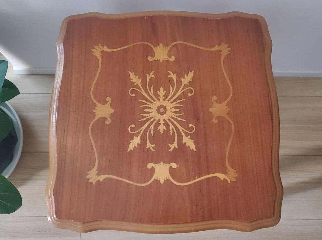 ​【イタリア製】アンティーク調 サイドテーブル 象嵌細工 猫脚 コーヒーテーブル