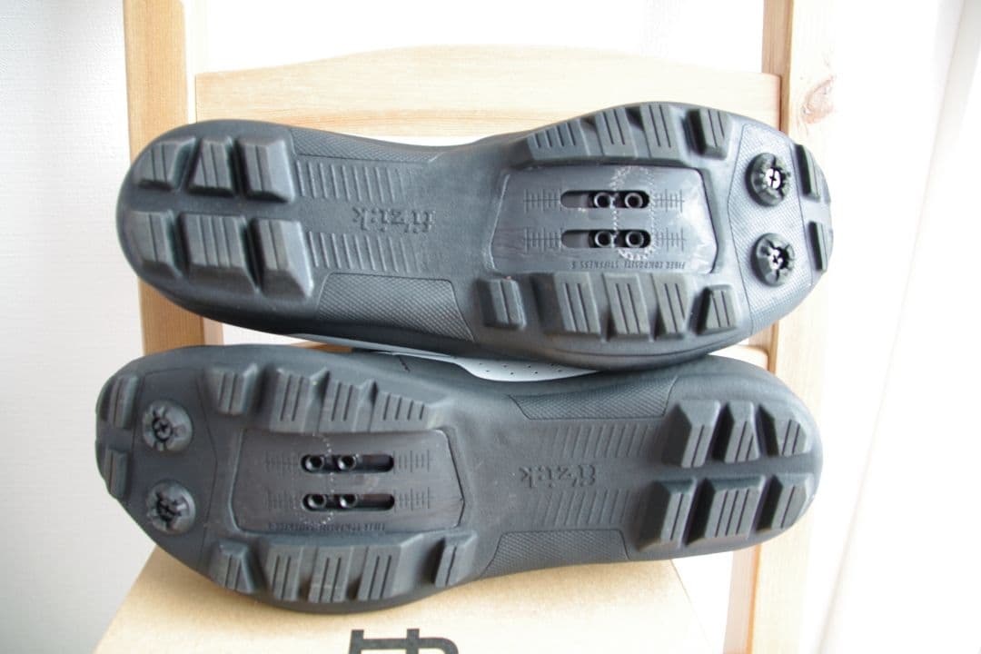 fi'zi:k SPDシューズ 「TERRA ATLAS」グレー/ブラック