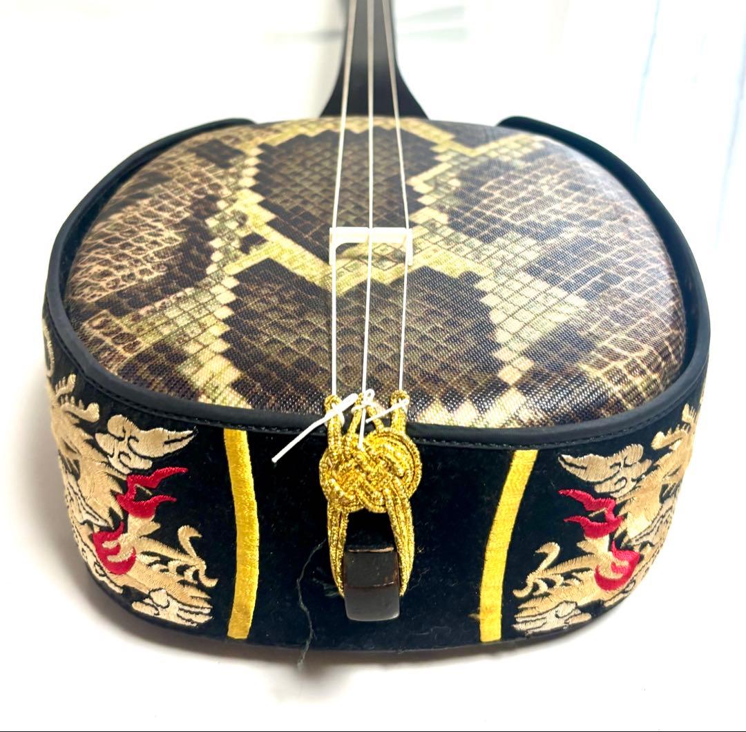 沖縄三線 人口皮 蝶のデザイン ハードケース付