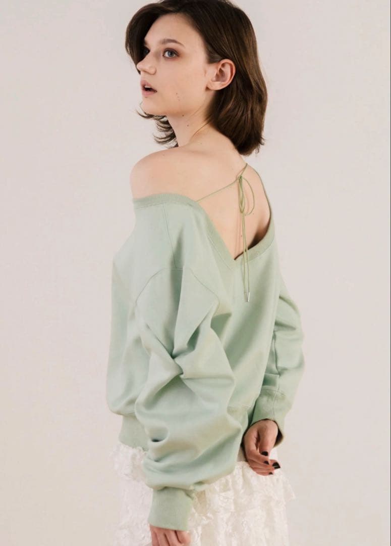 【THE TOE】Opern Off-shoulder Sweat