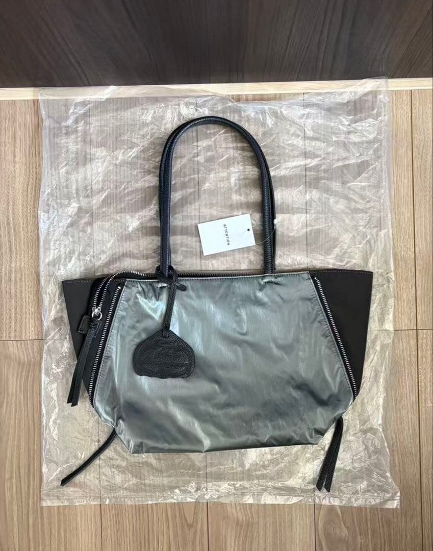 新品OSAMメタリックグレー 大人気ブラック✖️シルバー トートバッグ(Mサイズ)