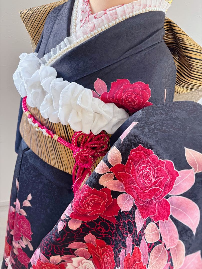 豪華　未使用に近い　黒地バラ刺繍振袖フルセット　成人式　パールトーン加工