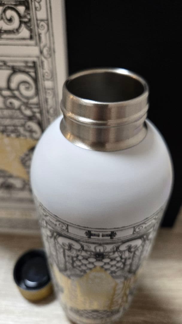 【新品】DIOR ゴールドStar 水筒 オリジナルボックス付き