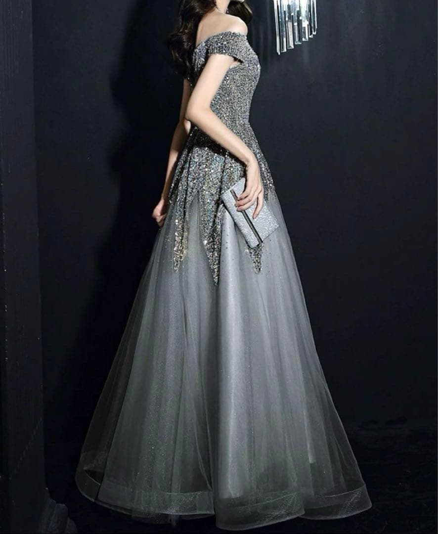 スパンコールのゴージャスなイブニングドレス♩.•