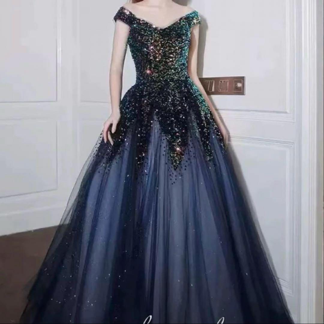 スパンコールのゴージャスなイブニングドレス♩.•