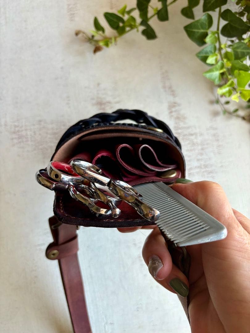 手染めレッドブラウン、蝶型押しブラックの蓋付きコンパクトシザーケース