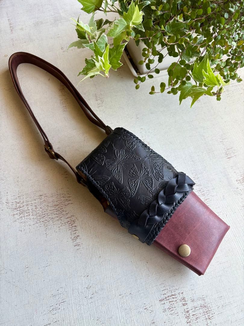 手染めレッドブラウン、蝶型押しブラックの蓋付きコンパクトシザーケース