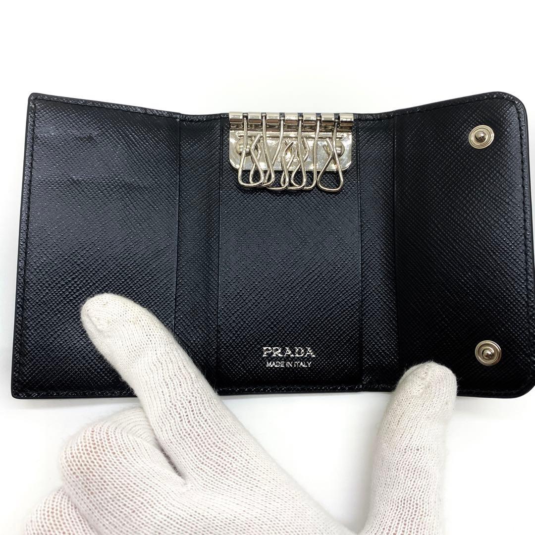 【未使用級　限定品】PRADA サフィアーノ 6連キーケース ロゴプレート 黒