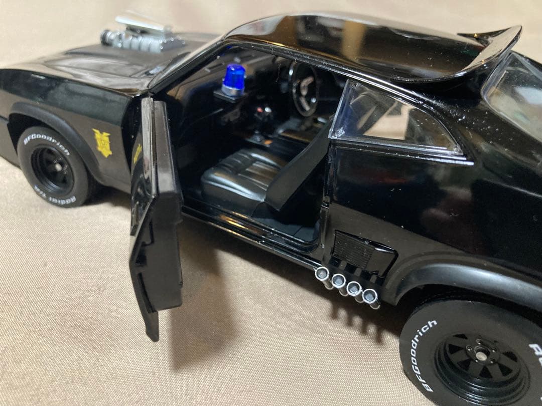 1/18　マッドマックス　V8インターセプター　グリーンライト　①