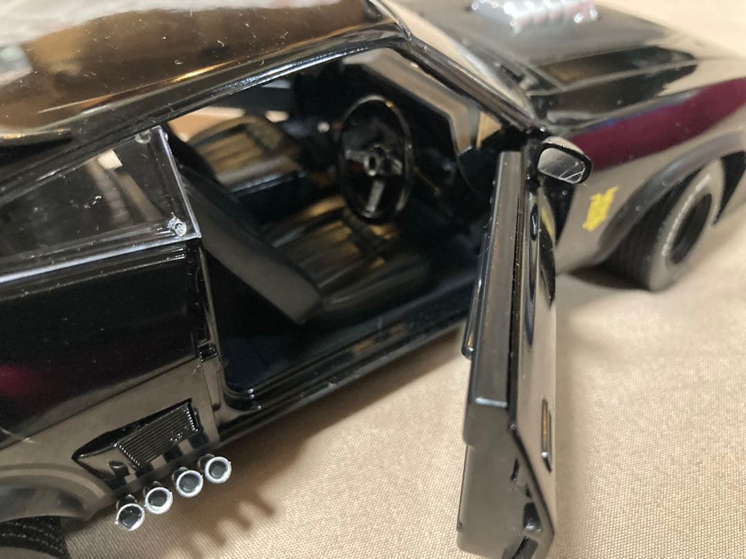 1/18　マッドマックス　V8インターセプター　グリーンライト　①