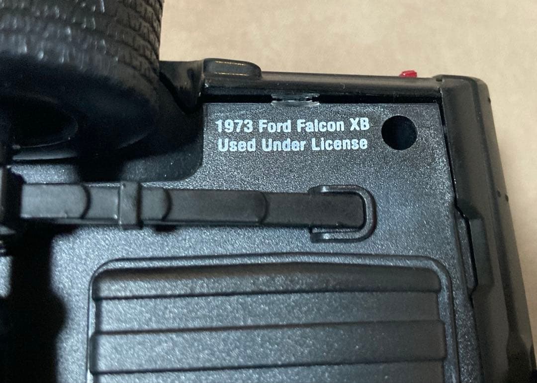 1/18　マッドマックス　V8インターセプター　グリーンライト　①