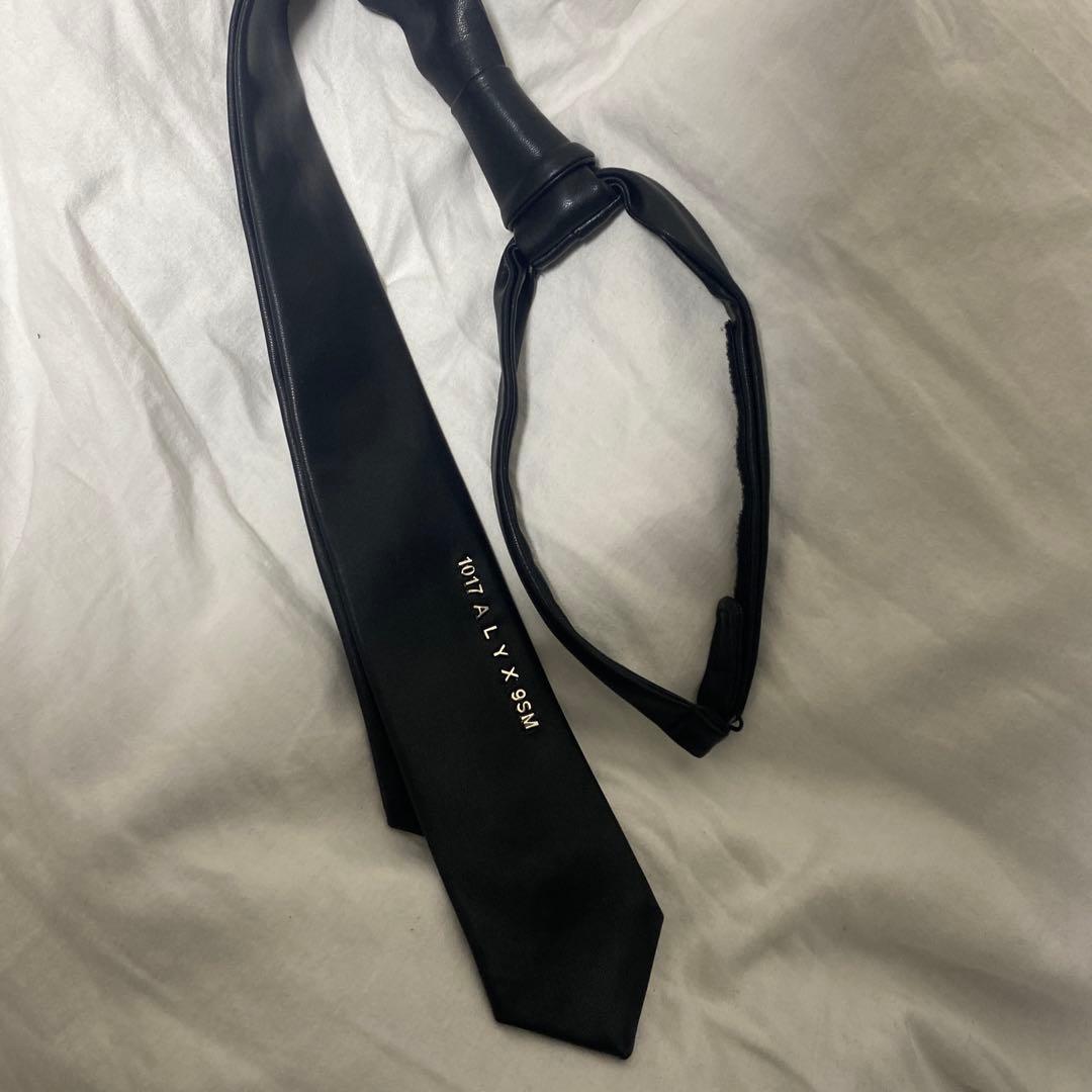 1017 ALYX 9SM ブラックフェイクレザー ネクタイ