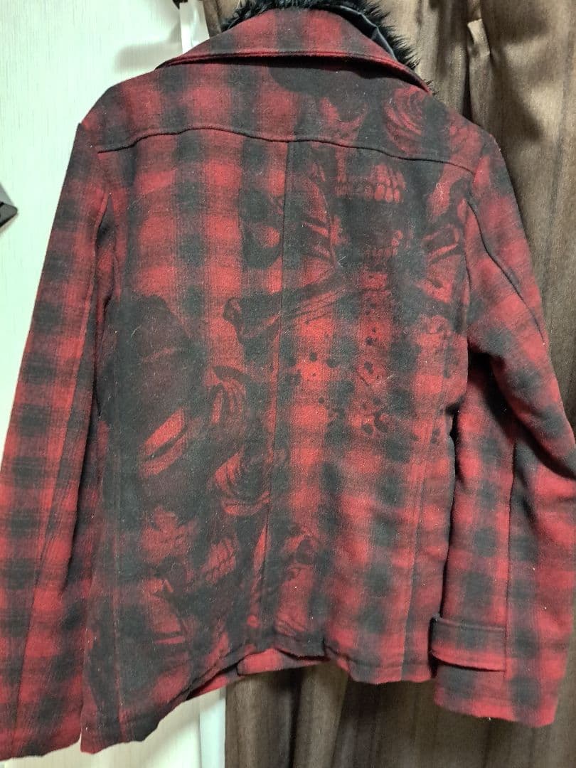 赤と黒のチェック柄ファー付きジャケット