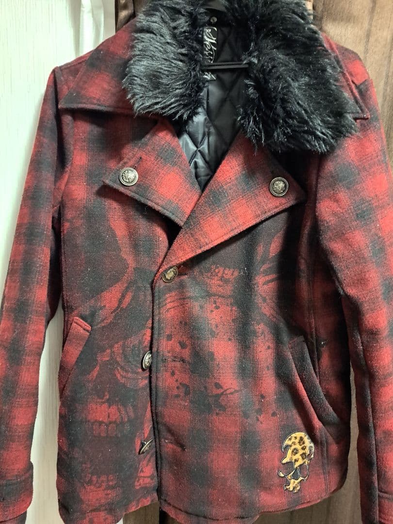 赤と黒のチェック柄ファー付きジャケット