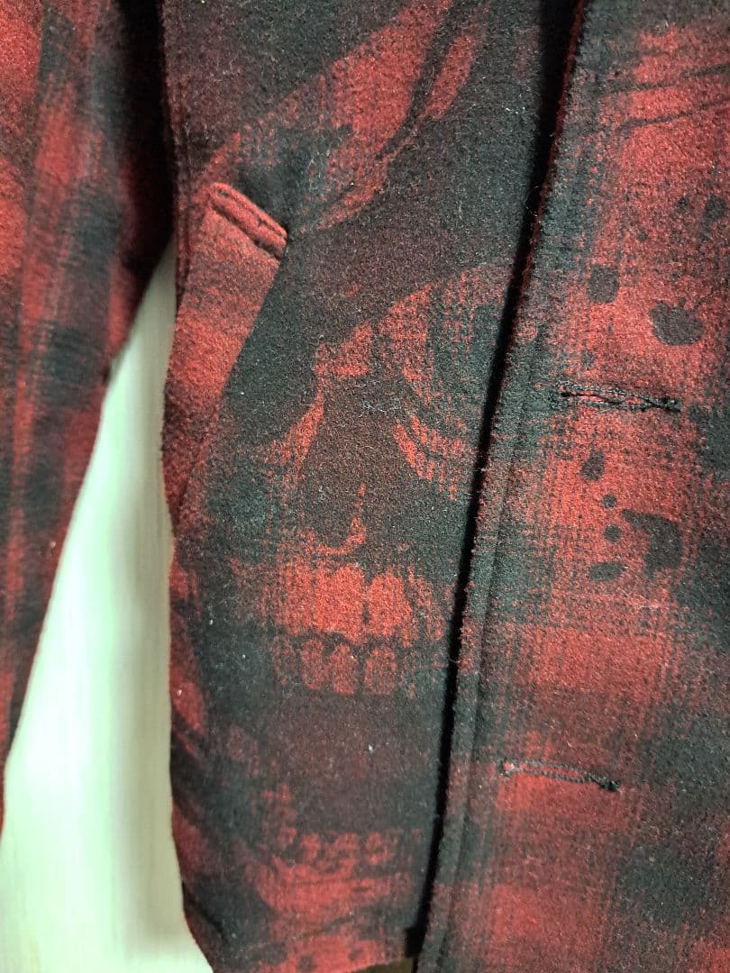 赤と黒のチェック柄ファー付きジャケット