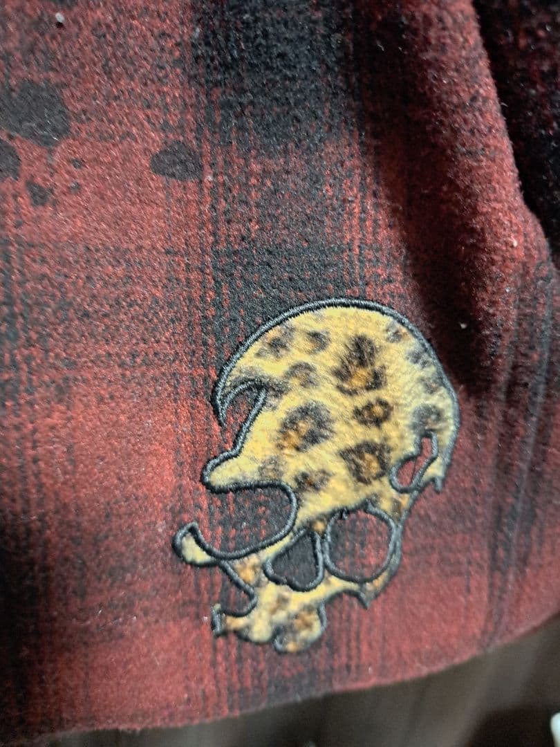 赤と黒のチェック柄ファー付きジャケット