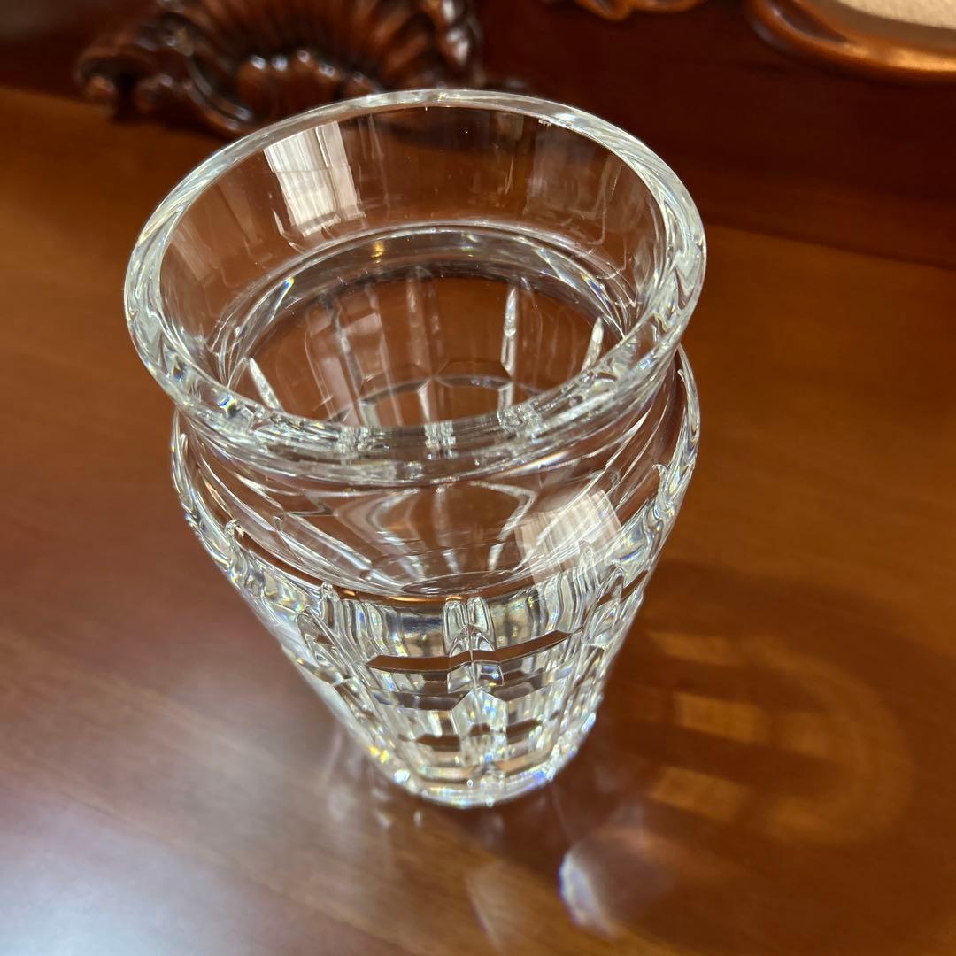 バカラ、凛とした佇まい、高さ17.5センチの花瓶、未使用。