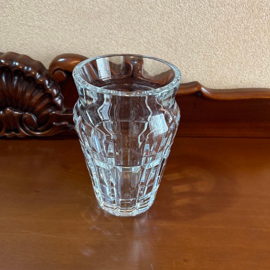 バカラ、凛とした佇まい、高さ17.5センチの花瓶、未使用。