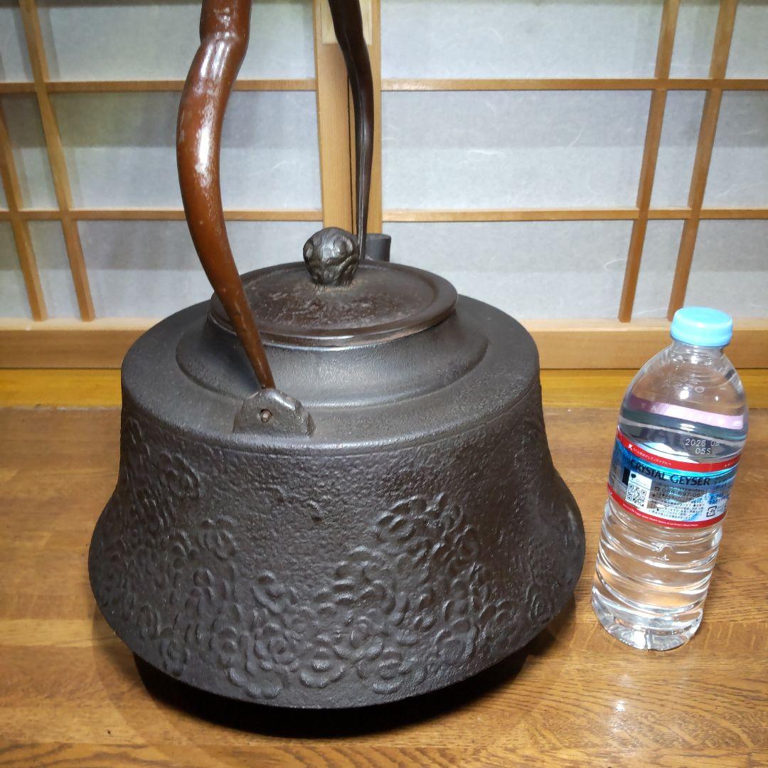 南部鉄瓶　大型特大鋳鉄　茶釜 龍と桜彫刻 南部鉄器　 8リットル　ヴィンテージ