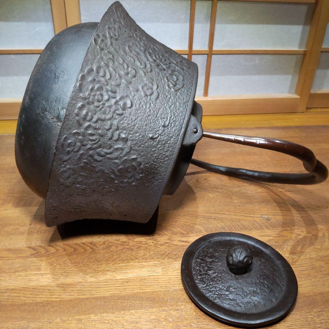 南部鉄瓶　大型特大鋳鉄　茶釜 龍と桜彫刻 南部鉄器　 8リットル　ヴィンテージ