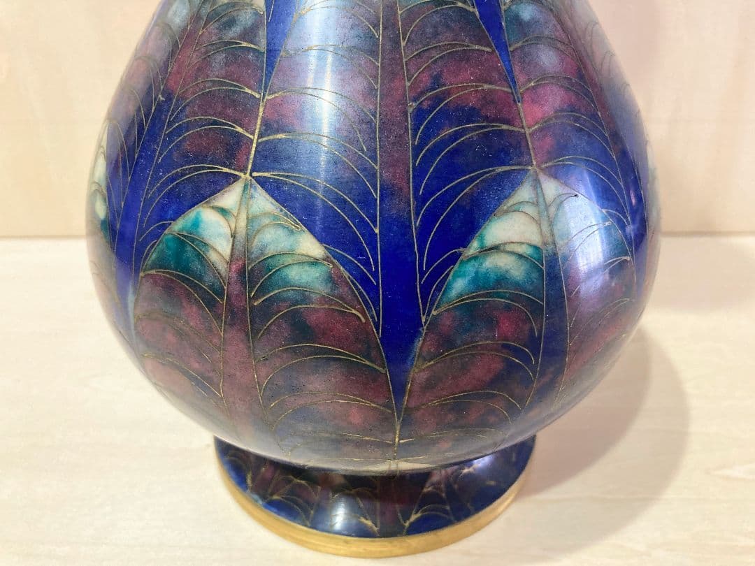 七宝の壺花瓶 ●品のある落ち着いた色彩の絵付け 高さ３１．５cm ●