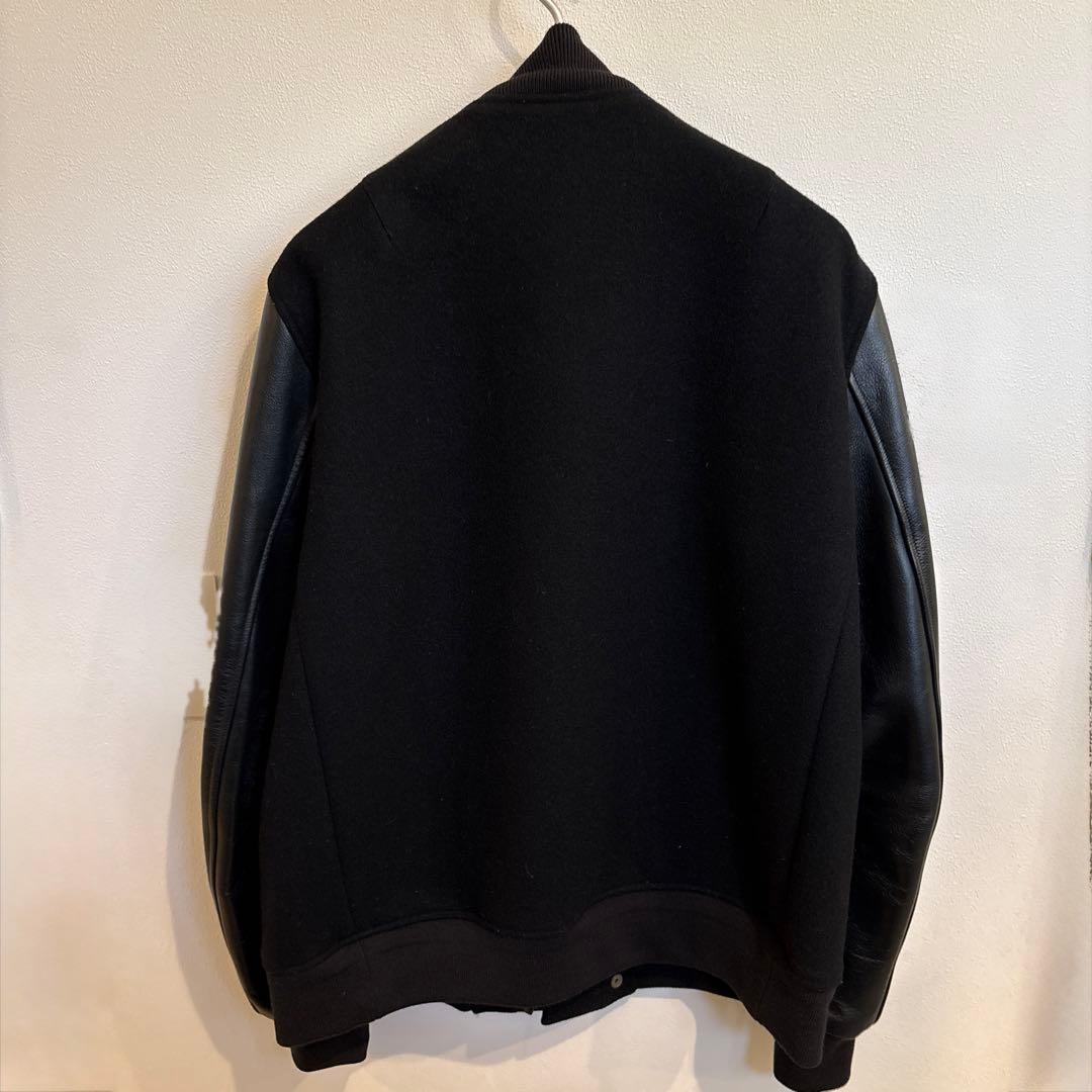 ジョンローレンスサリバン スタジャン ウール 牛革 裏地ロゴ総柄 黒