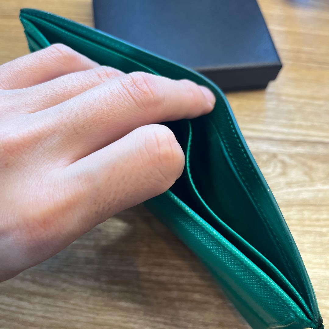PRADA グリーン 二つ折り財布