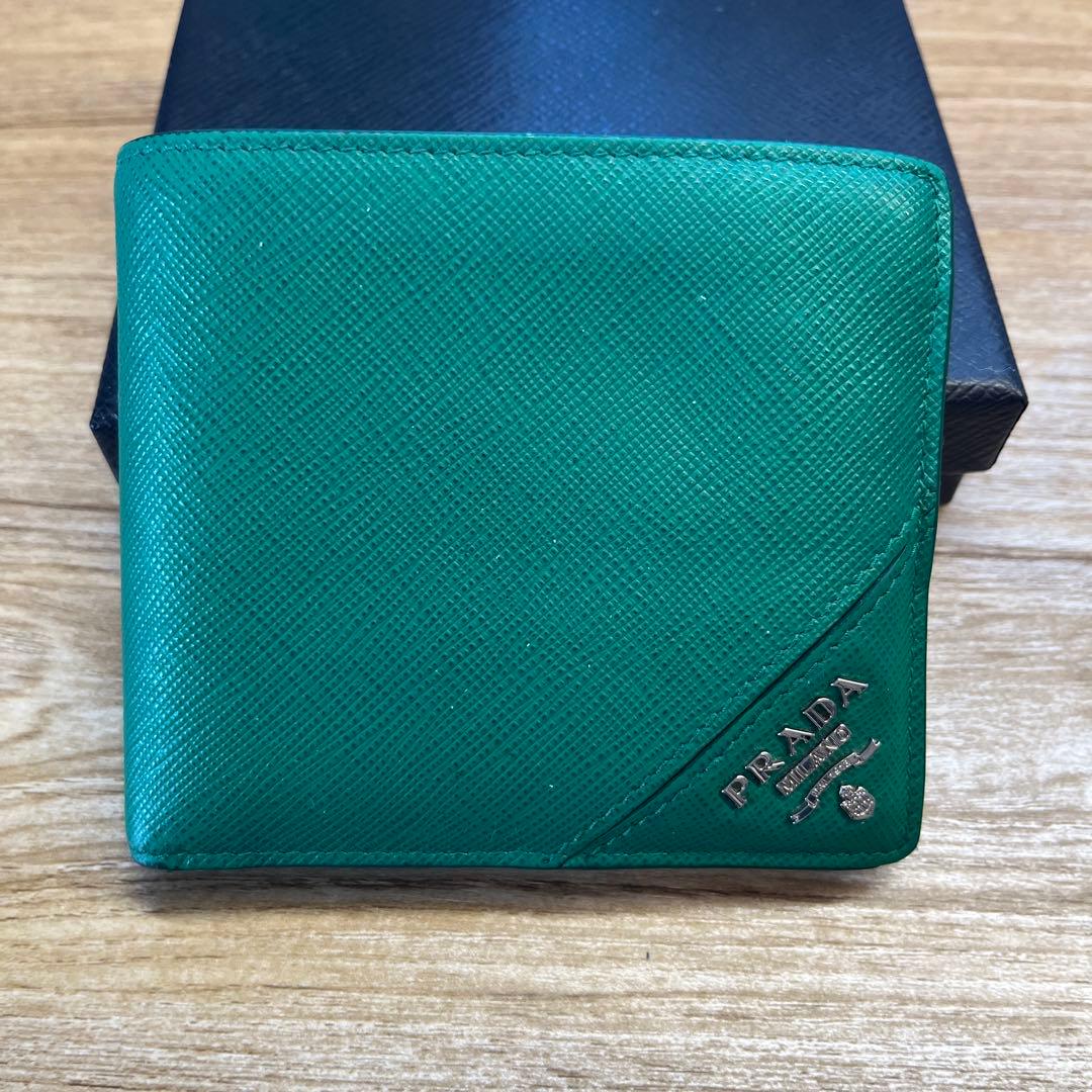 PRADA グリーン 二つ折り財布