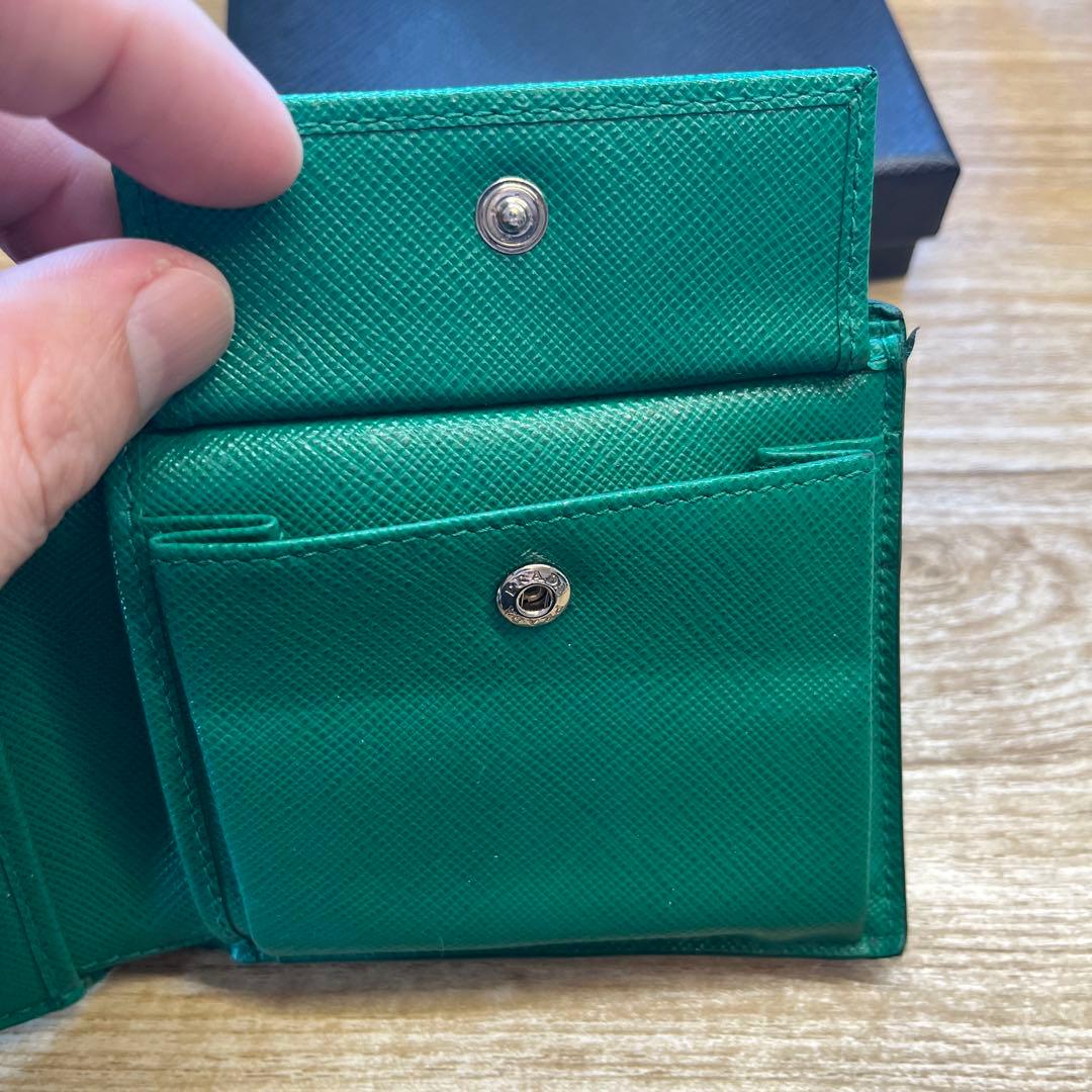 PRADA グリーン 二つ折り財布