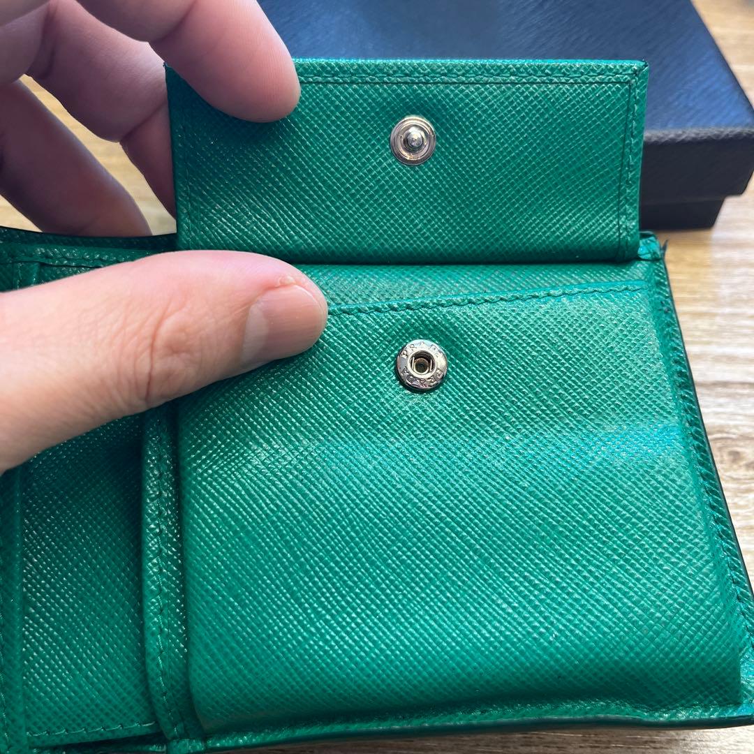 PRADA グリーン 二つ折り財布