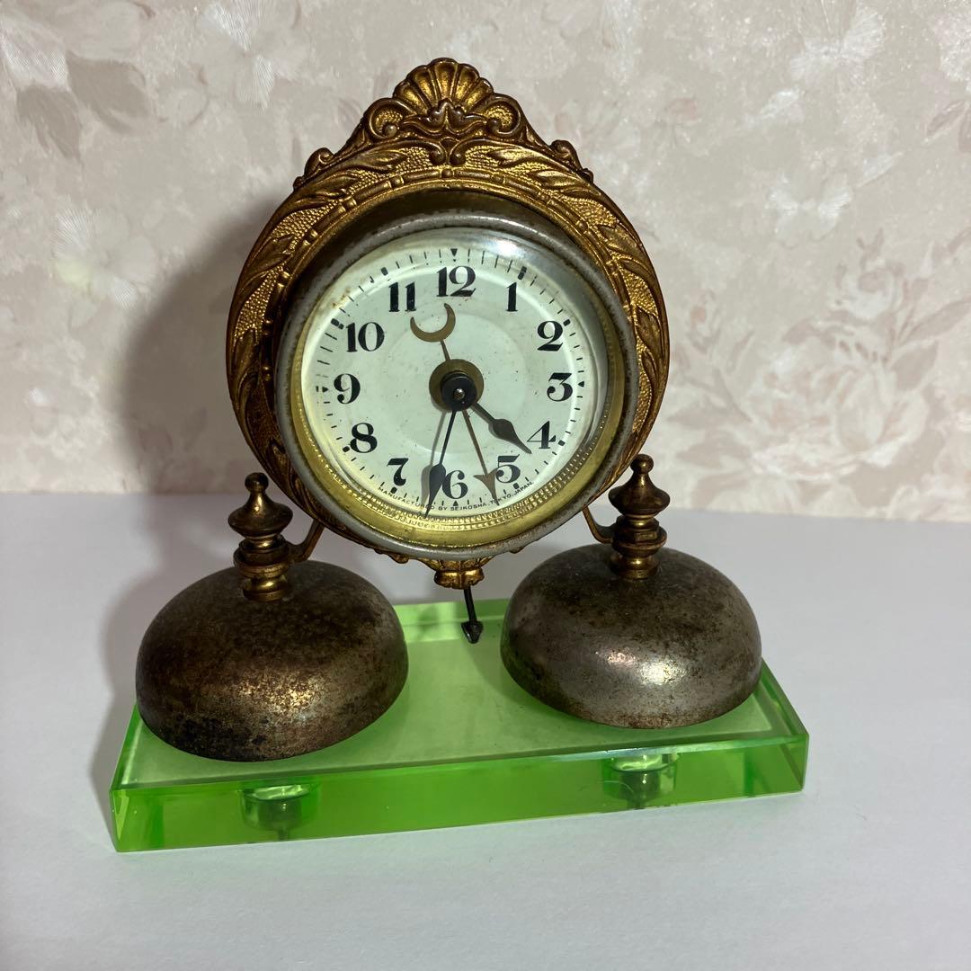 「精工舎」の大正時代のネジ巻き両鈴目覚時計 （硝子台はウランガラス）