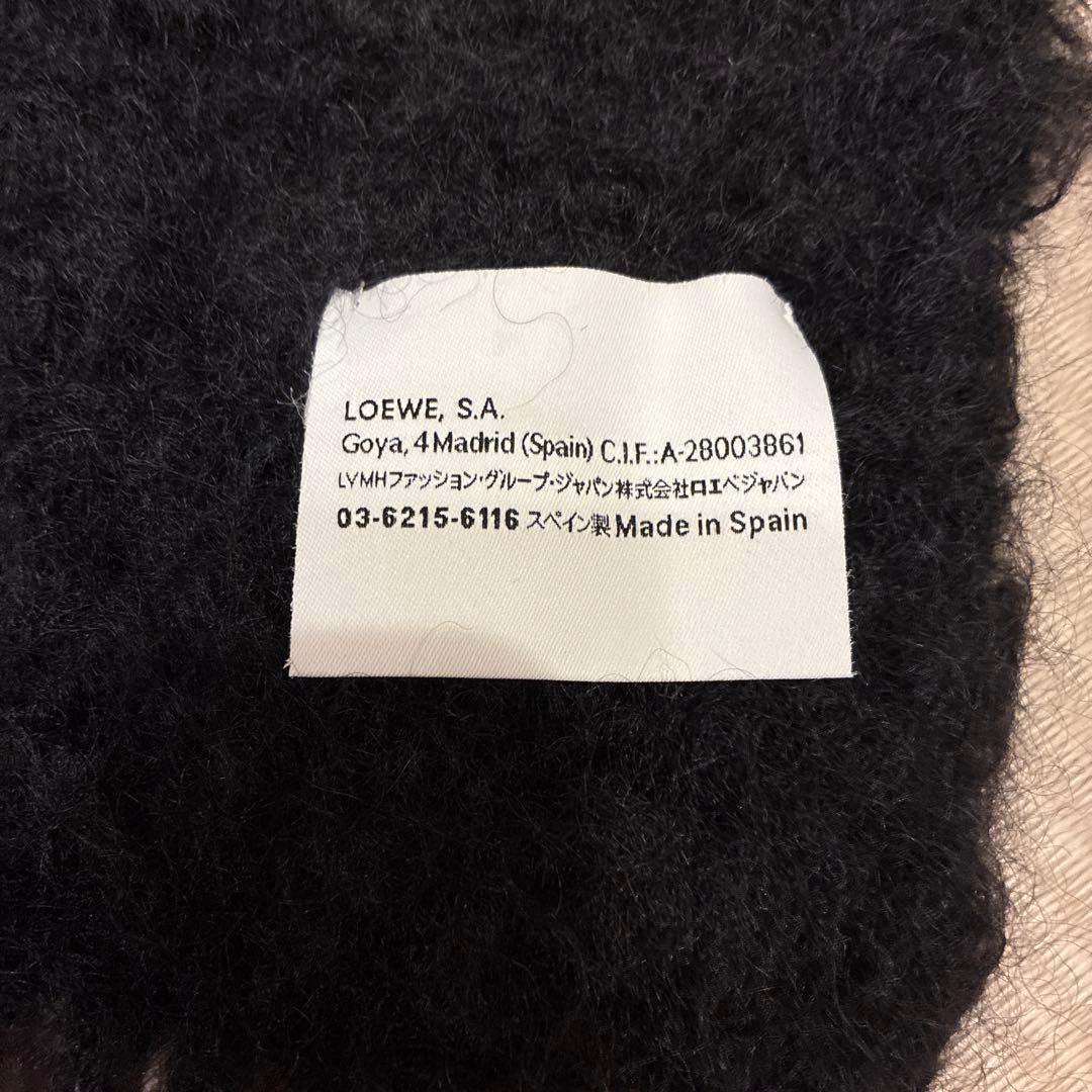 ロエベ　黒いフワフワマフラー レザーのパッチ付き