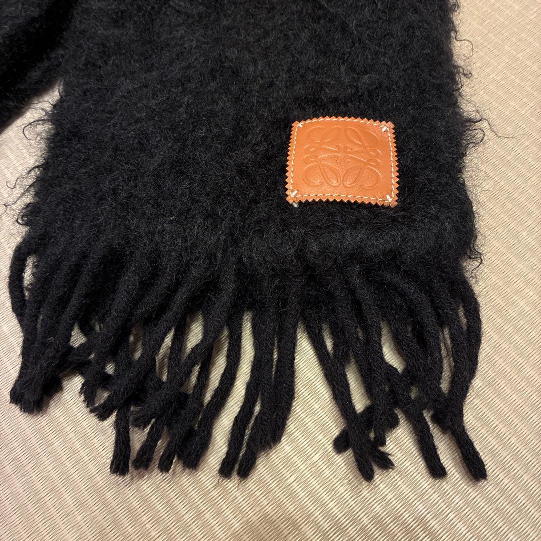 ロエベ　黒いフワフワマフラー レザーのパッチ付き