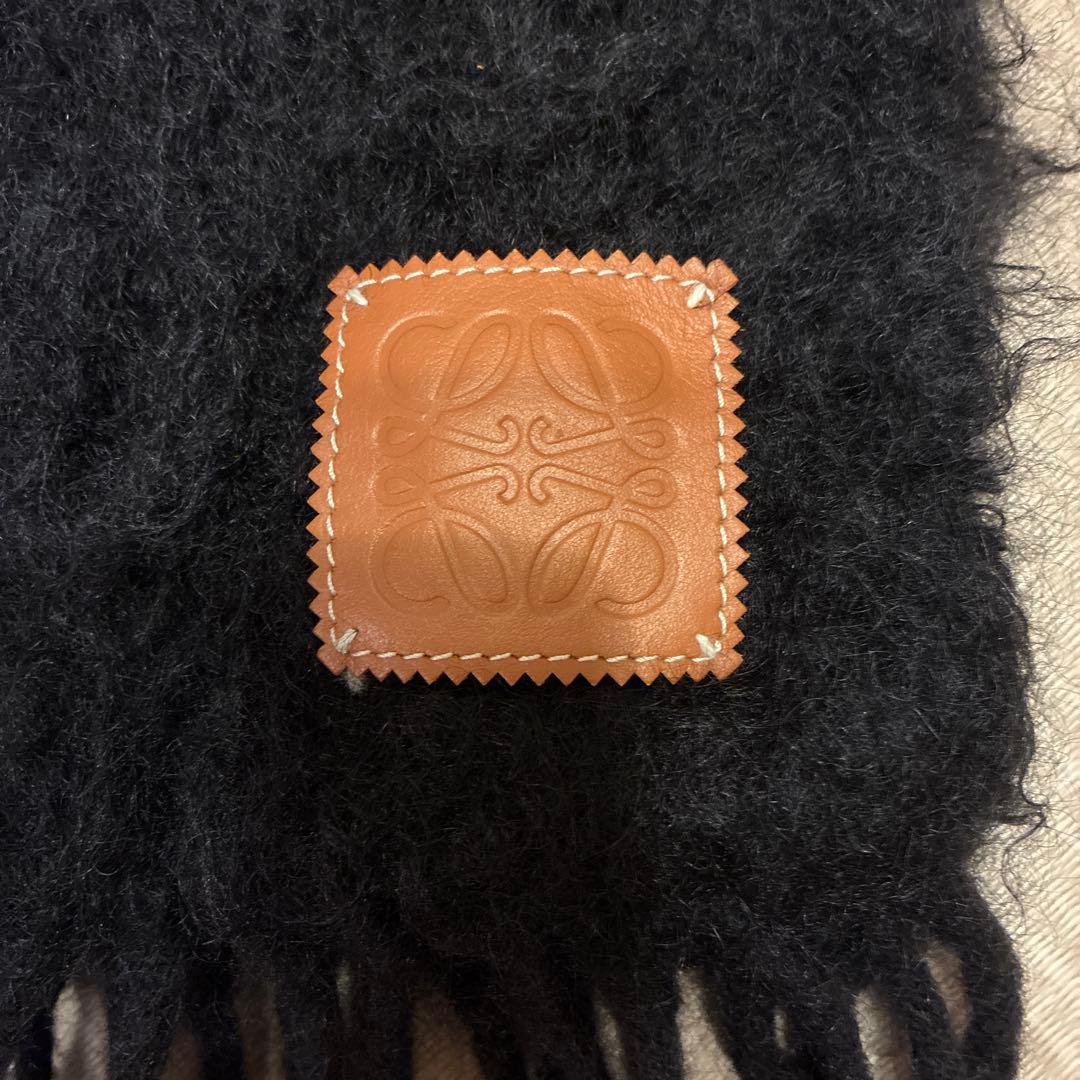 ロエベ　黒いフワフワマフラー レザーのパッチ付き