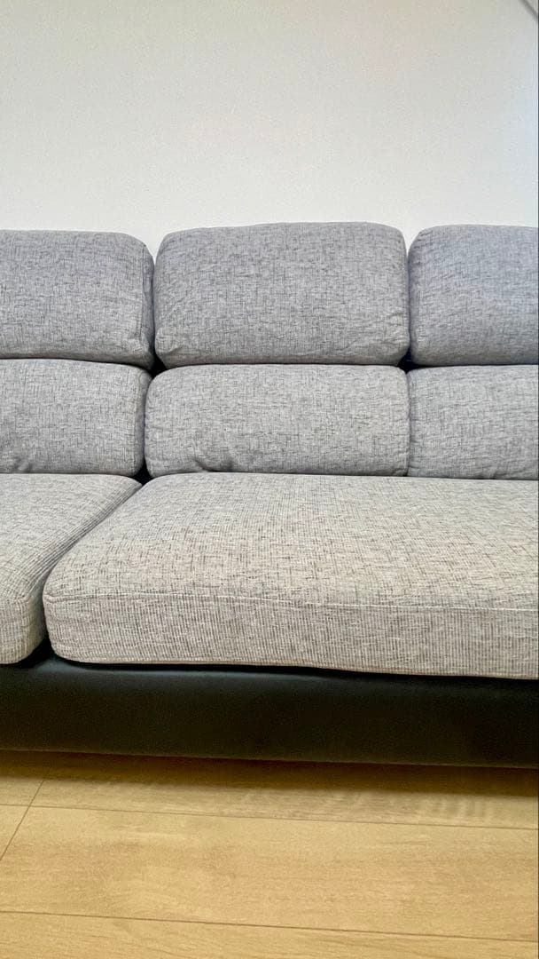倉神まん【引取り優先】グレー×ブラックの3人掛けソファ＋オットマン