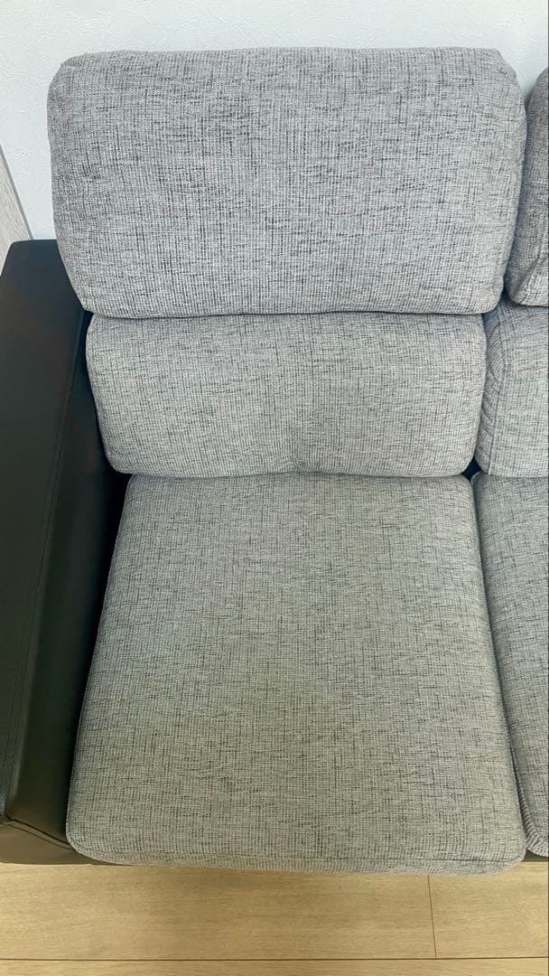 倉神まん【引取り優先】グレー×ブラックの3人掛けソファ＋オットマン