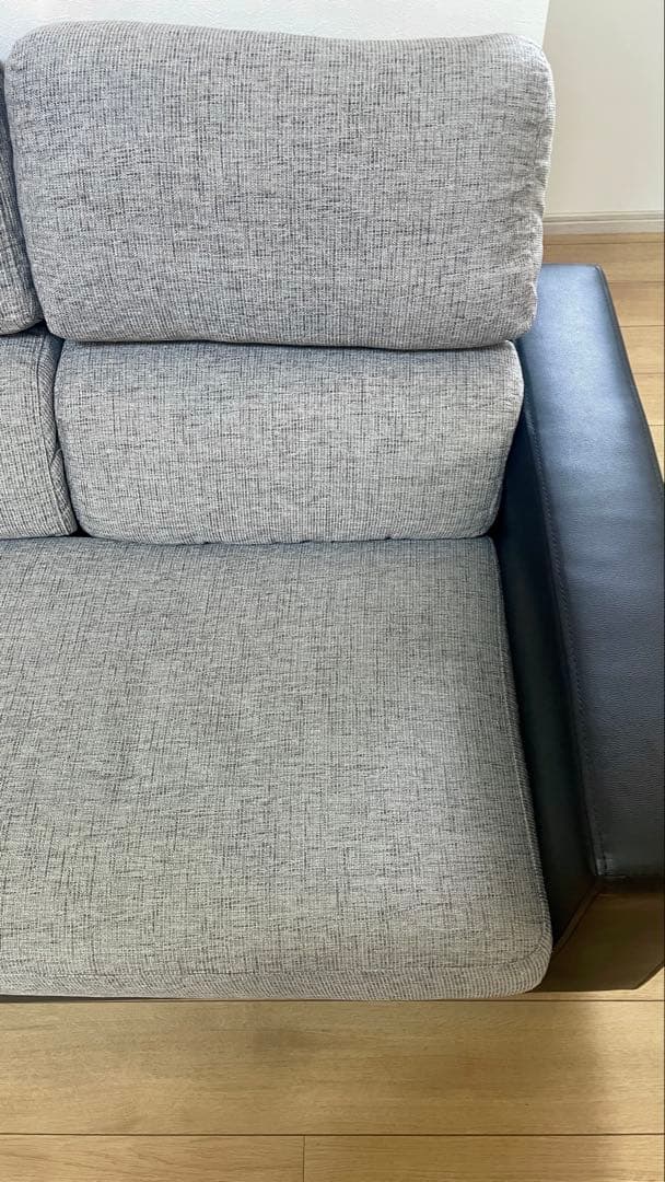 倉神まん【引取り優先】グレー×ブラックの3人掛けソファ＋オットマン