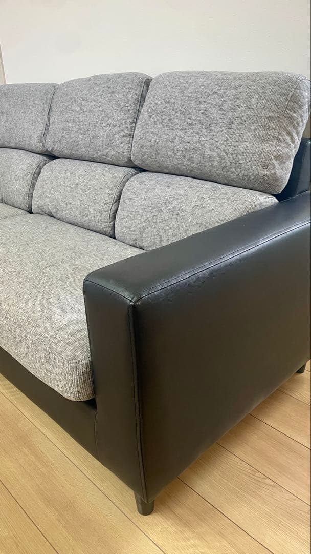 倉神まん【引取り優先】グレー×ブラックの3人掛けソファ＋オットマン