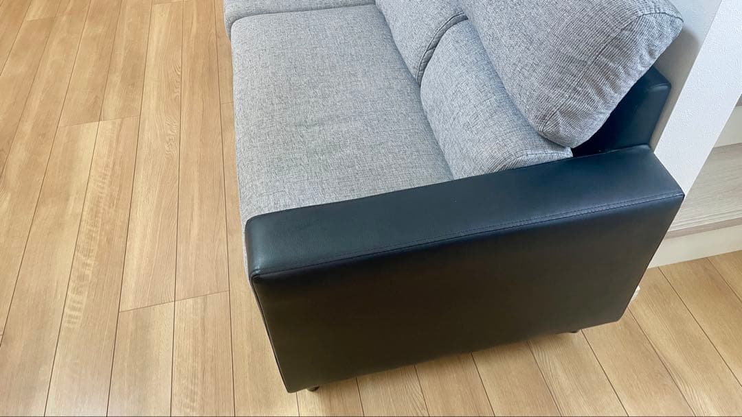 倉神まん【引取り優先】グレー×ブラックの3人掛けソファ＋オットマン