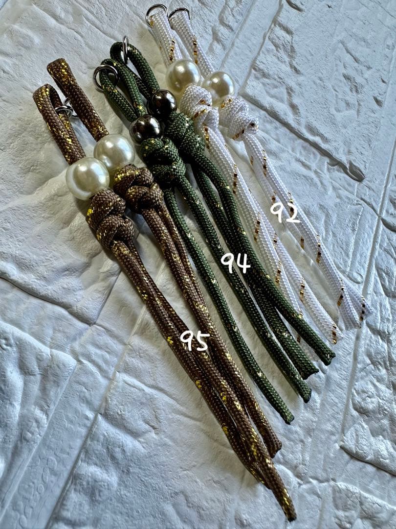 ゆきんこ・*:.ღパラコードスマホストラップ