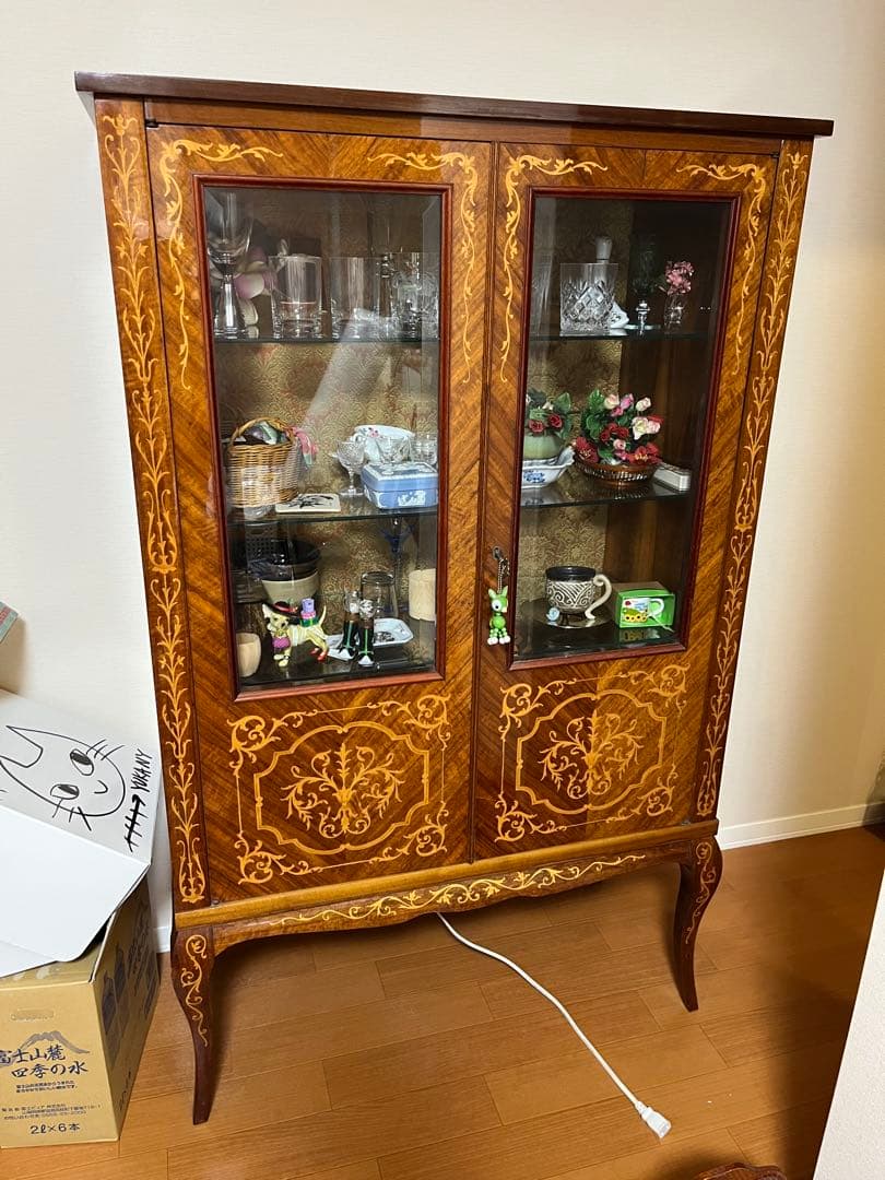 【美品ヴィンテージ】装飾的な木製キャビネット