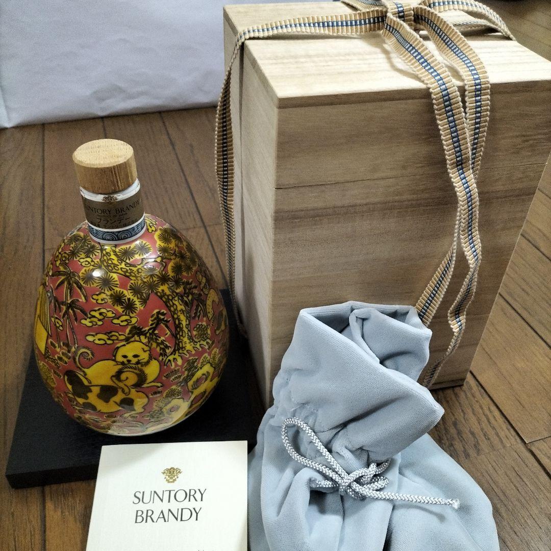 空き瓶　サントリーブランデー【九谷焼 蕪型紅地黄彩犬遊文】木箱、台座、巾着袋付き