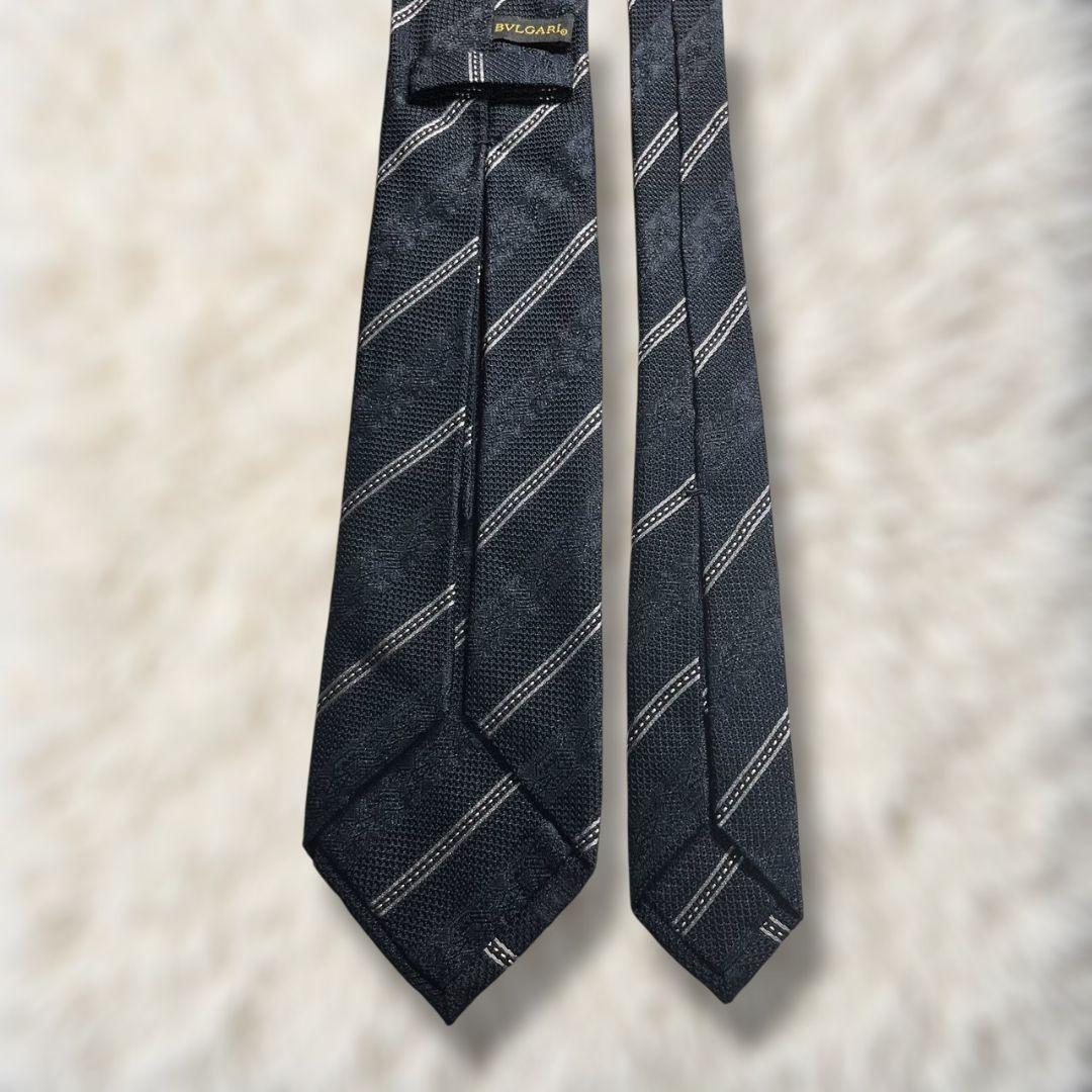 【新品✨】ブルガリ ストライプ柄 セッテピエゲ 暗濃紺白 ジャガード ネクタイ