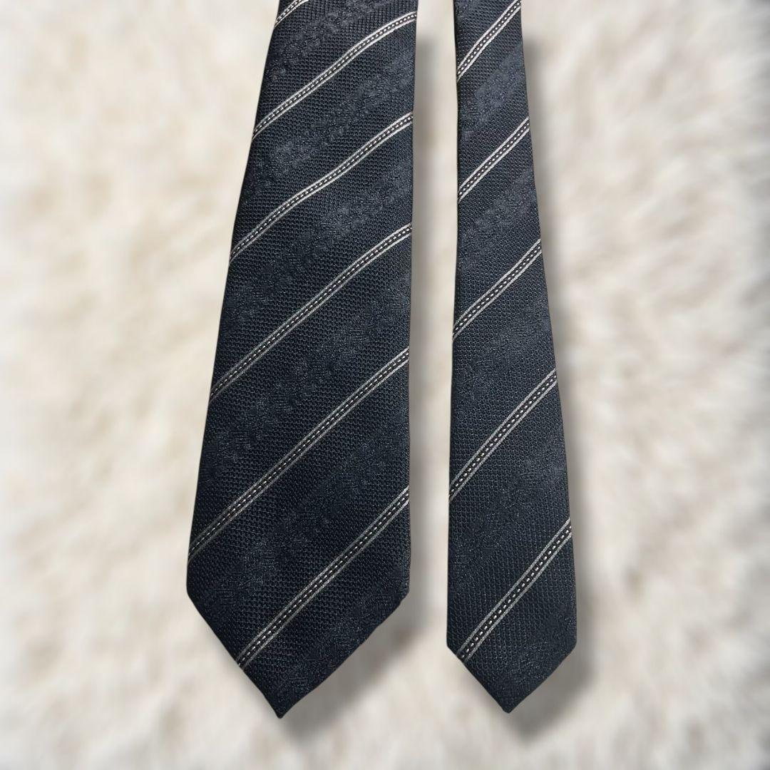 【新品✨】ブルガリ ストライプ柄 セッテピエゲ 暗濃紺白 ジャガード ネクタイ