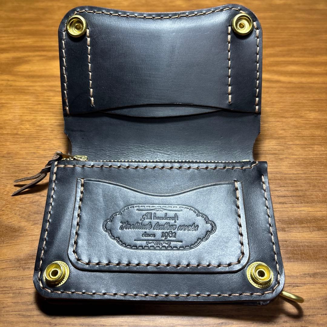 らららー　二つ折りミドルウォレット 糸ベージュ　刻印丸囲い