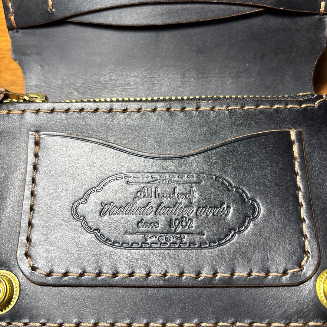 らららー　二つ折りミドルウォレット 糸ベージュ　刻印丸囲い