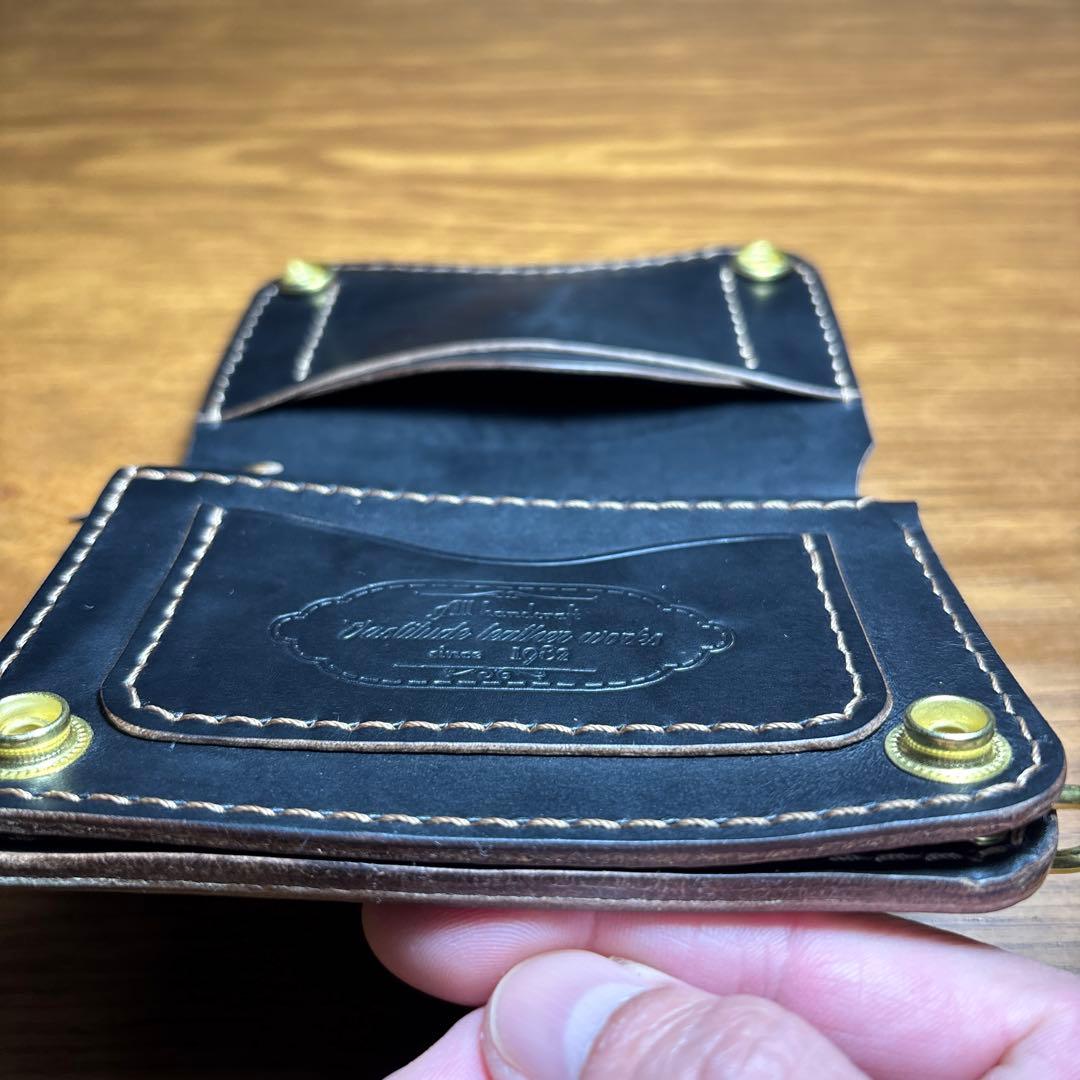 らららー　二つ折りミドルウォレット 糸ベージュ　刻印丸囲い